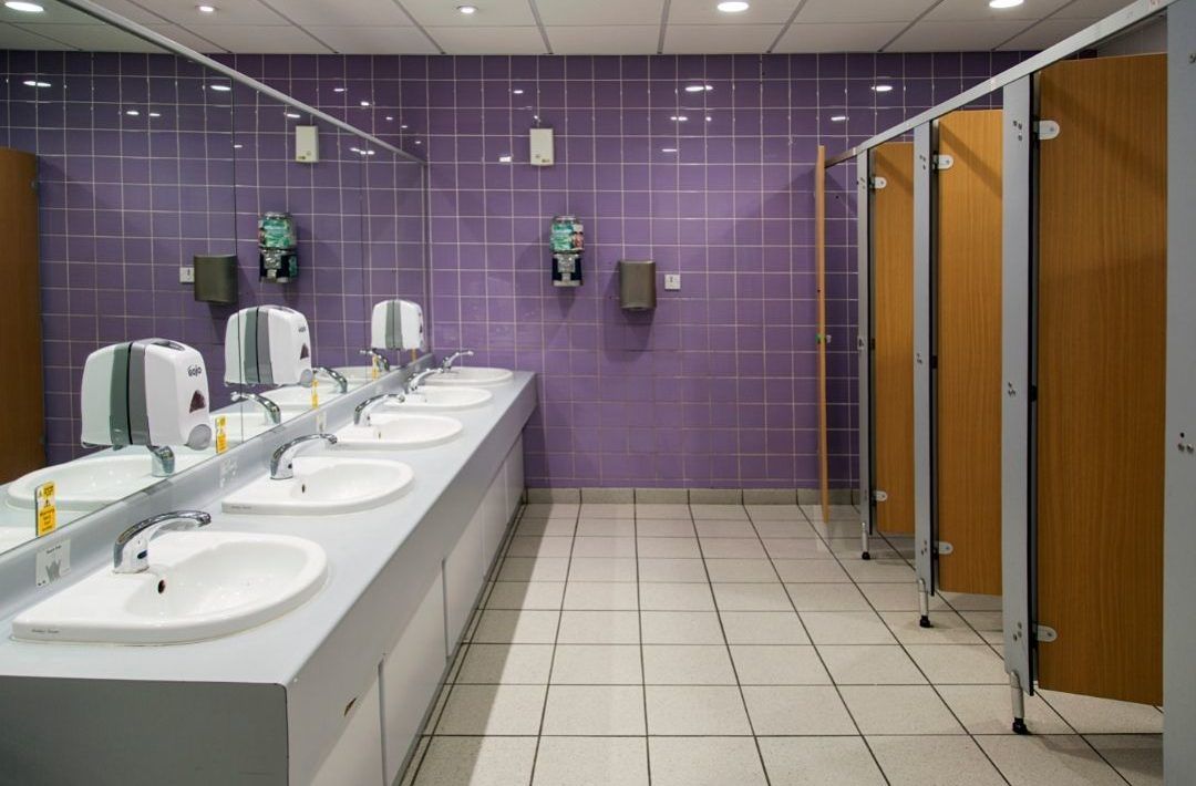 Contoh Desain Toilet Umum yang Bersih dan Layak Pakai