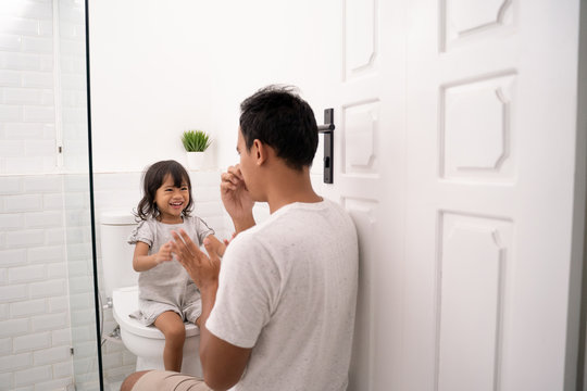 Kapan Waktu Terbaik untuk Toilet Training Anak? Simak Prosedurnya!