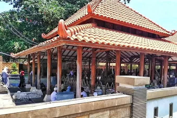 Panduan Ziarah Makam Wali Gresik, Ada Wali Songo